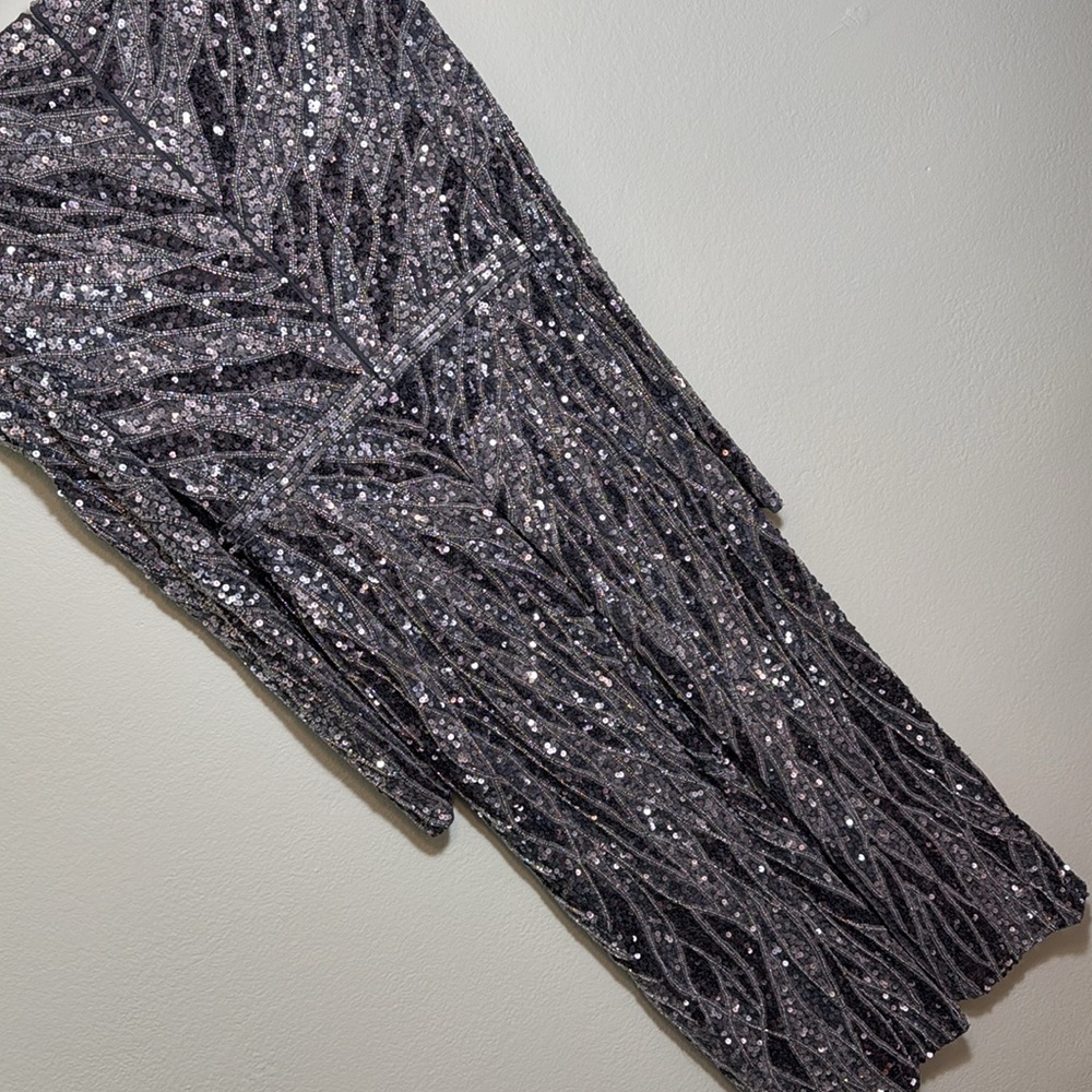 MAC DUGGAL sz 12 silver
Long Sleeve V Neck Beaded Cocktail Dress - Picture 12 of 15